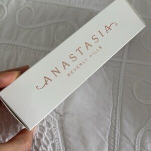 Anastasia Beverly Hills Impeccable 24HR Blurring Matte Setting Spray makeup